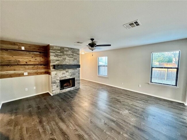 Building Photo - Fantastic Home in Lakeside Subdivision