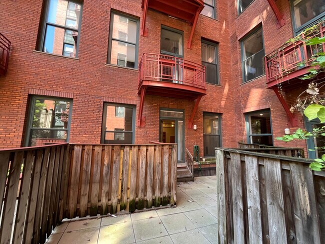 Building Photo - 208 W Washington St