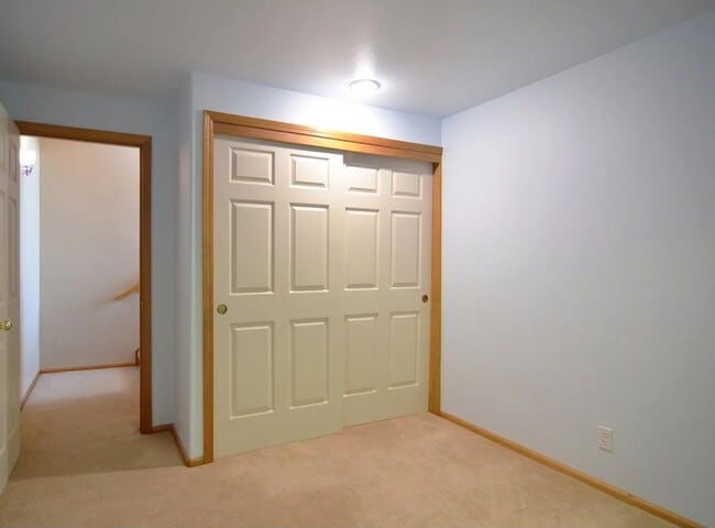 Building Photo - Gorgeous Home with a View!