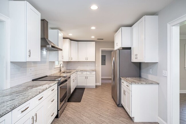 Building Photo - Updated Beach Park Home