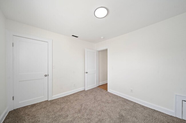 Building Photo - Fully Renovated Beauty!!