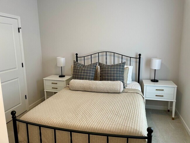 Building Photo - Great 5 Bedroom in Oxford Commons