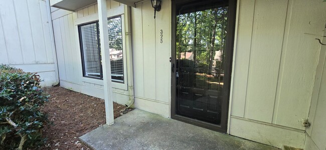 Building Photo - Townhome convenient to shopping and schools