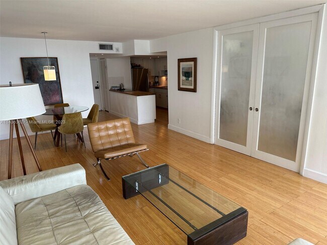 Building Photo - 1440 Brickell Bay Dr