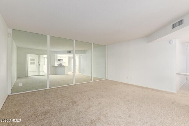 Building Photo - 2128 E Villa Ct