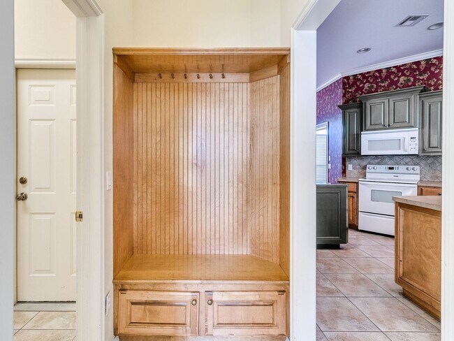 Building Photo - Beautiful Home With Lake View - 3 Bed + 2 Bath