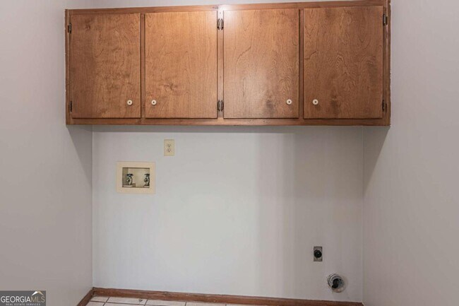 Building Photo - 736 Singley Dr