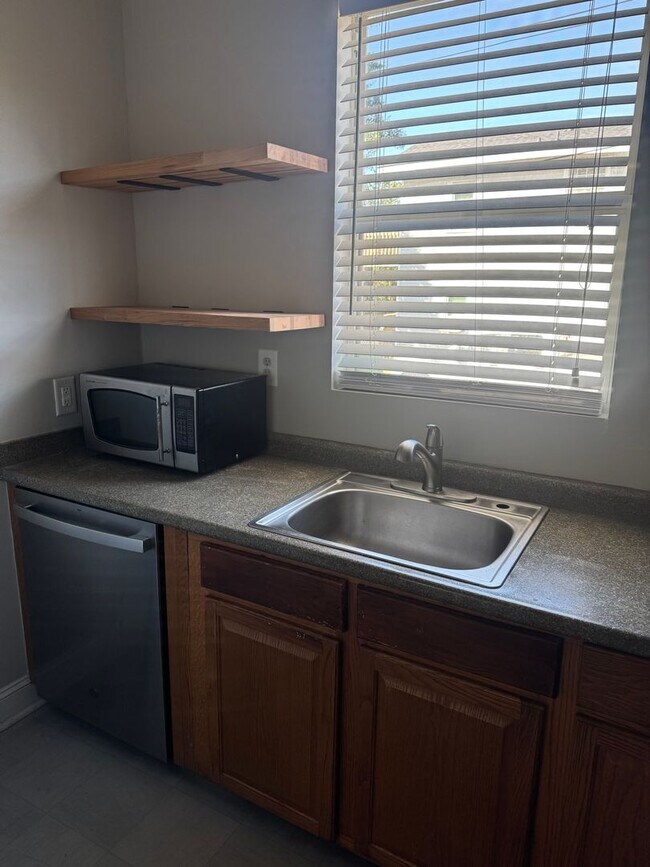 Building Photo - 2 Bedroom 1 Bath Apartment - Downtown Charleston