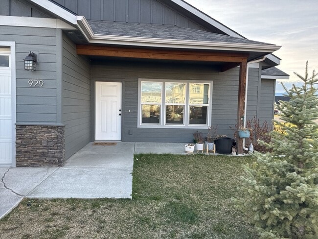 Building Photo - Newer Home - 3 Bedroom - 2 Bath - Corvallis