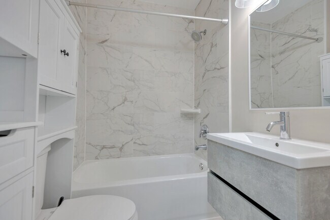 Building Photo - 3428 Dix St NE