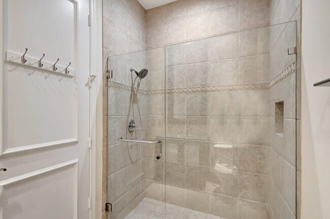 Building Photo - 128 Esperanza Way