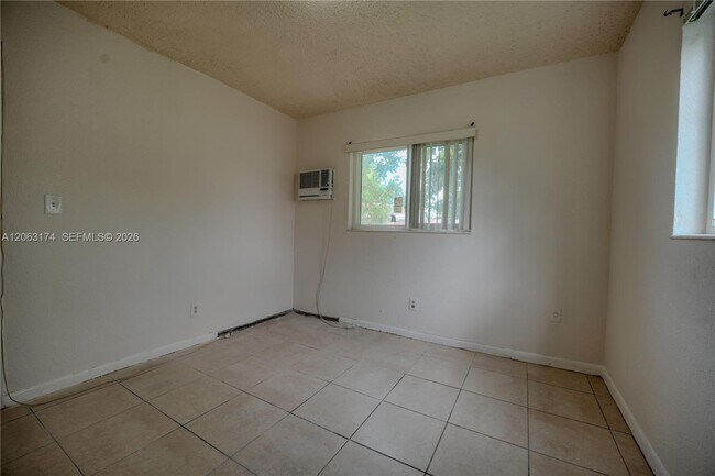 Building Photo - 715 N 58th Ave