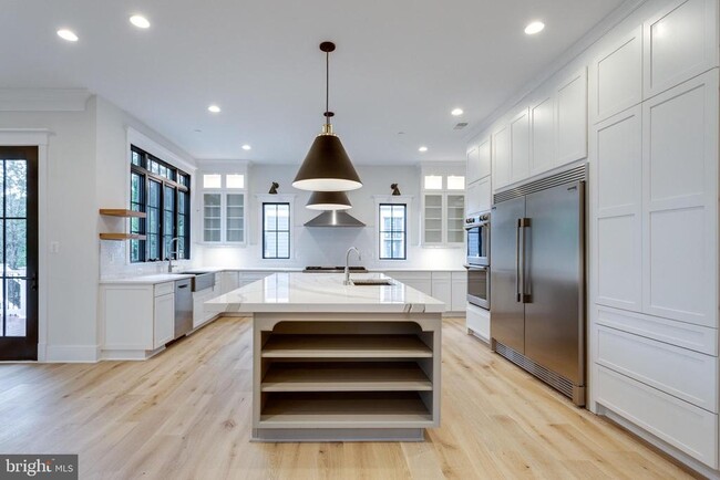 Building Photo - 5615 McLean Dr