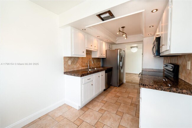 Building Photo - 18011 Biscayne Blvd