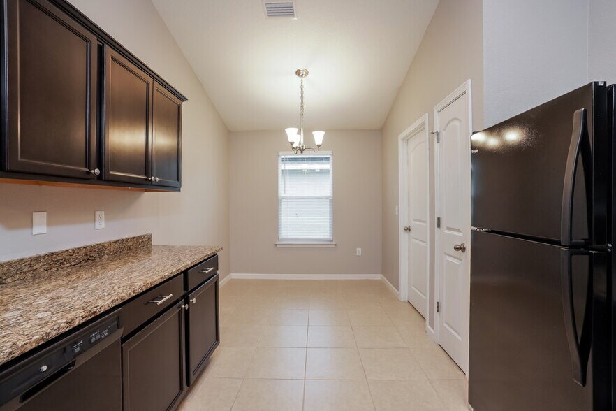 Building Photo - 3340 Ridgeview Dr