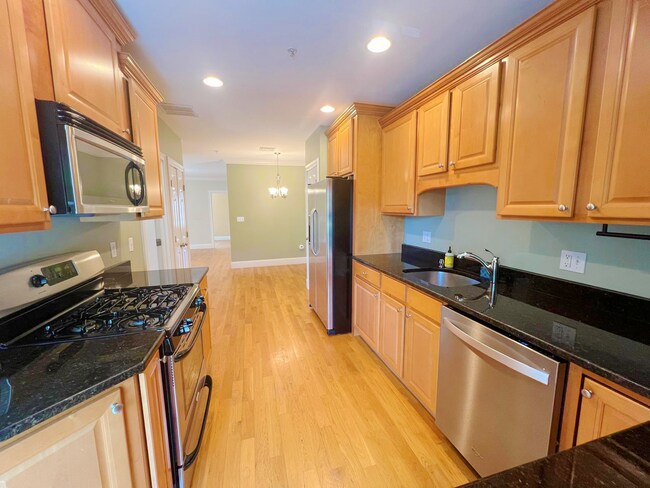 Building Photo - AVAILABLE NOW! Elegant 3-Bed Condo in Prim...