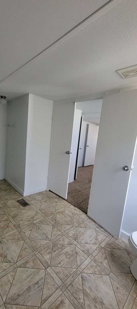 Building Photo - Ready to Move in