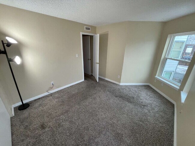 Building Photo - Updated 2 Bedroom, 2 Bath Condo (Available Immediately)