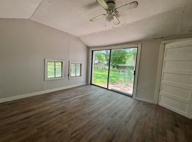 Building Photo - 701 N Hackberry St