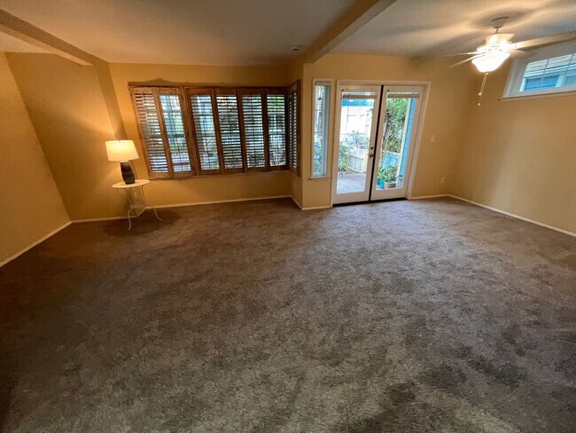 Building Photo - Mission Beach, 2 bedroom, 2 bathroom, with New Carpet, Parking, Laundry, Patio (807 Nantasket Ct....
