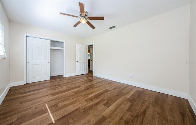 Building Photo - 1310 Robin Hood Ln