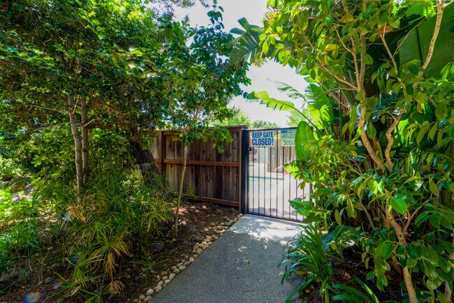 Building Photo - 320 Vía Casitas