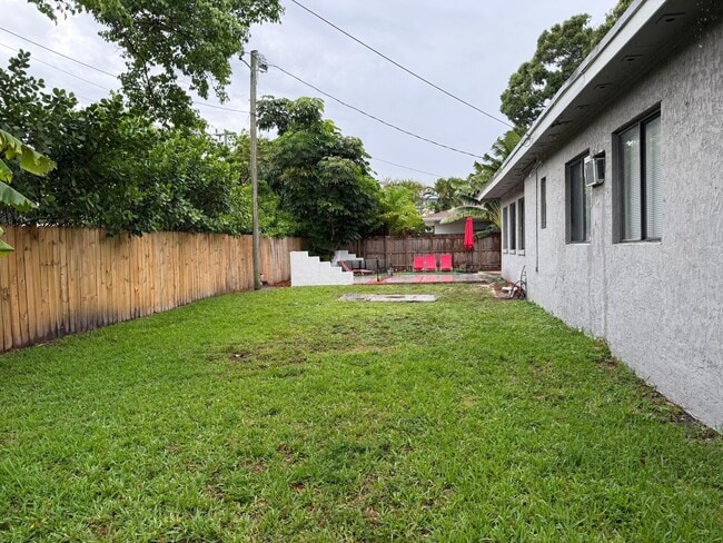 Building Photo - 1298 NE 39th St