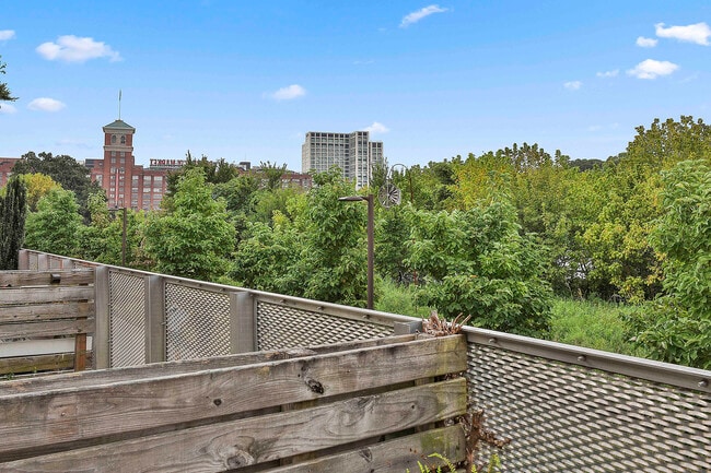 Building Photo - 675 Greenwood Ave NE