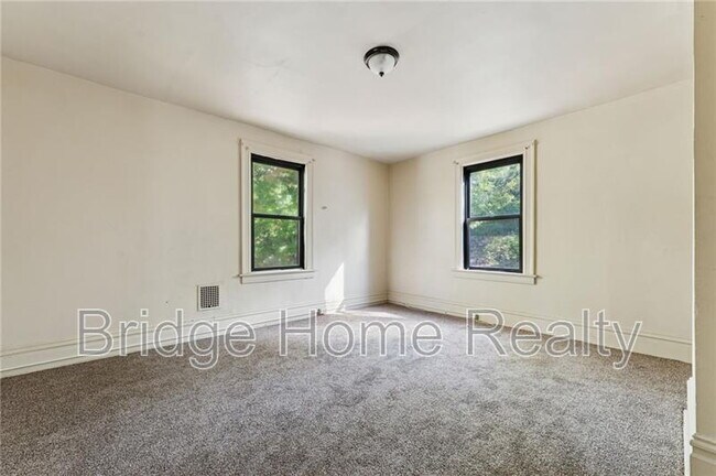 Building Photo - 1250 Blackadore Ave