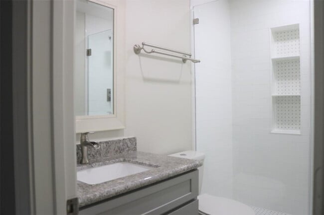 Building Photo - Beautiful 4-bedroom, 2-bath home