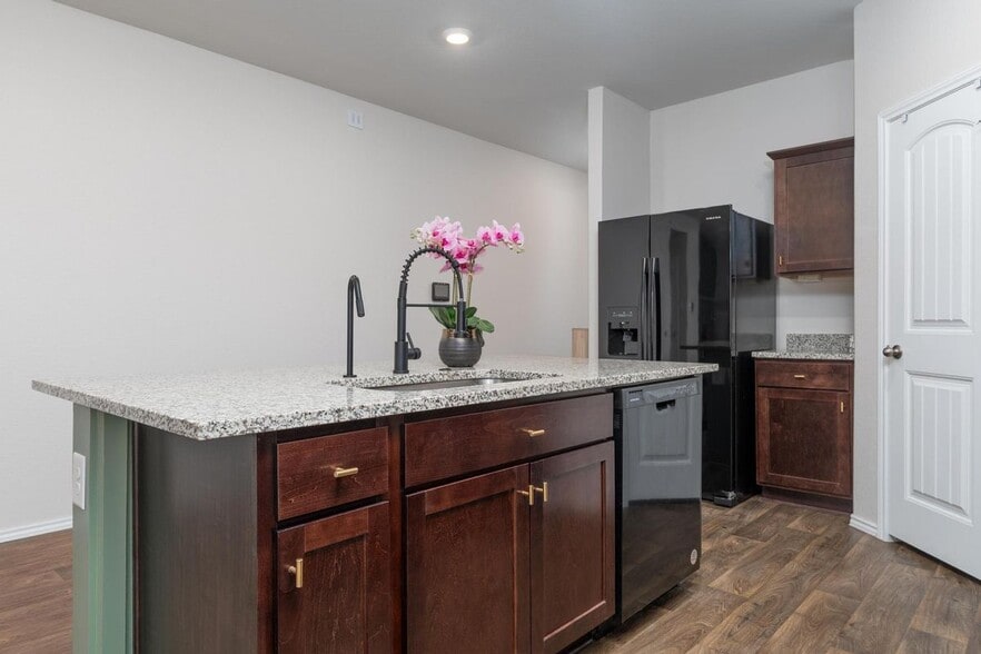 Building Photo - 105 Black Wolf Run