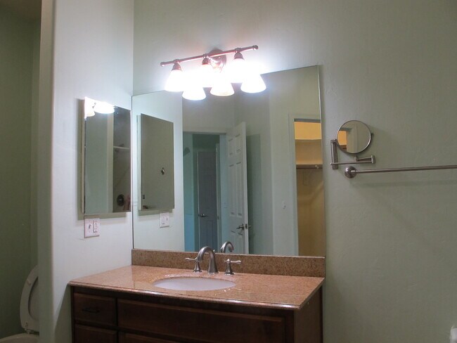 Building Photo - 1305 E Linden St