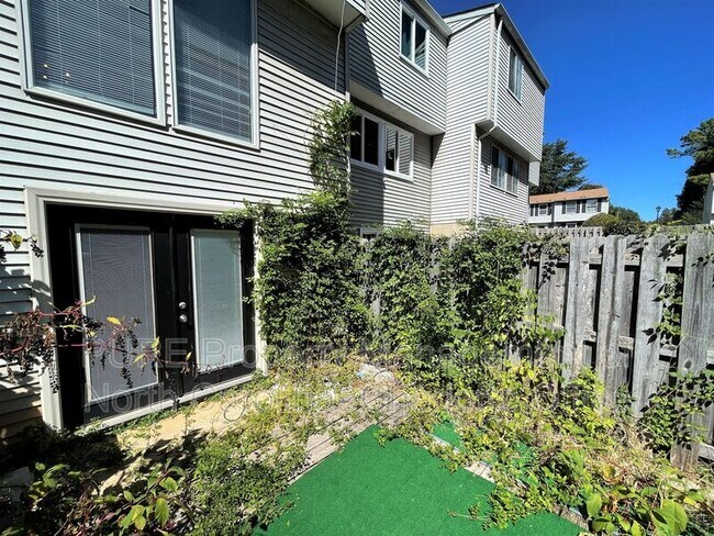 Building Photo - 9445 Lexington Cir