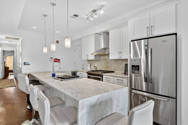 Building Photo - Sophisticated, Beautifully Furnished 2br/2...
