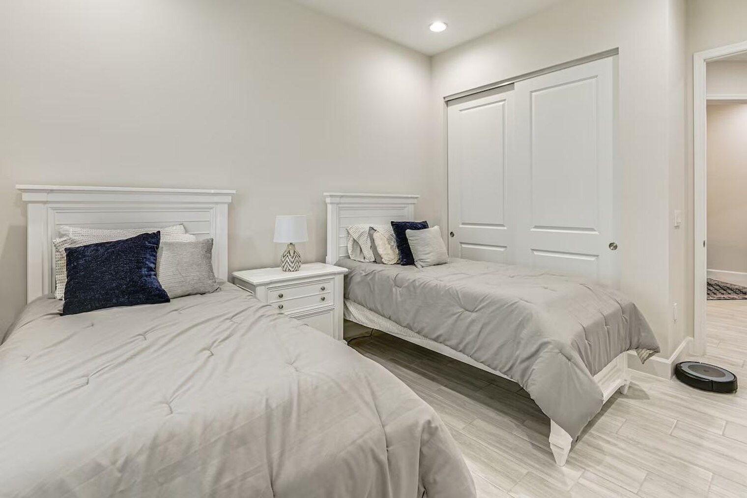 Building Photo - 6983 Saona CT