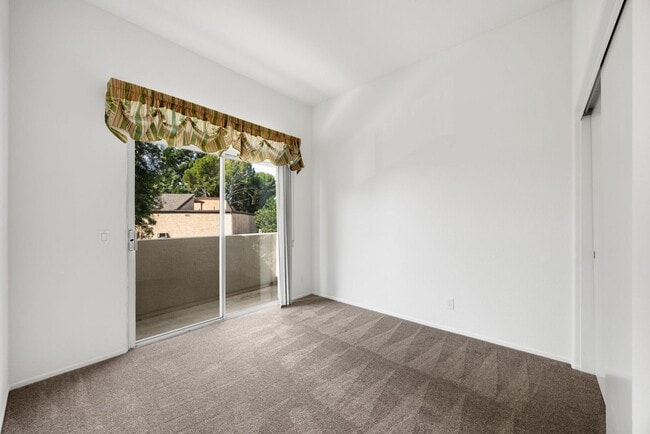 Building Photo - Adorable 2 Story 3 Bed 3 Bath Condo Gated Community