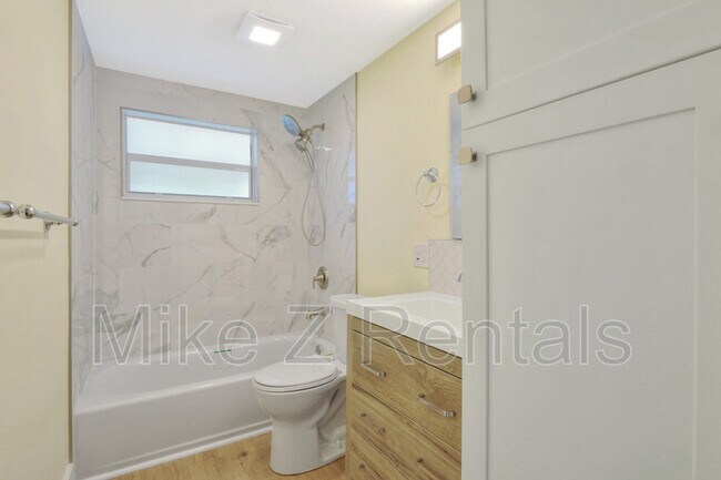 Building Photo - 3069 Woodside Ave