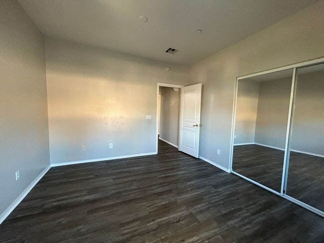 Building Photo - 955 E Knox Rd