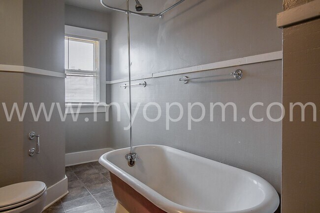 Building Photo - Beautiful 3 Bedroom Apartment | Downtown Benson