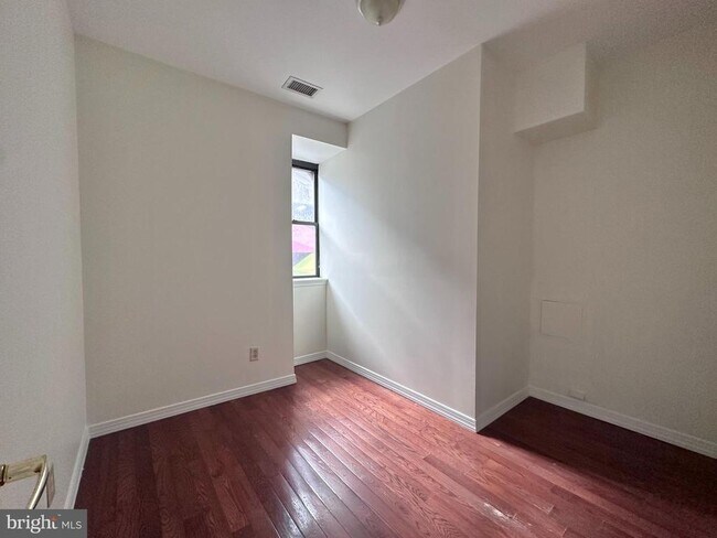 Building Photo - 118 S 12th St