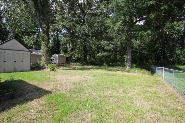 Building Photo - 207 Beverly St