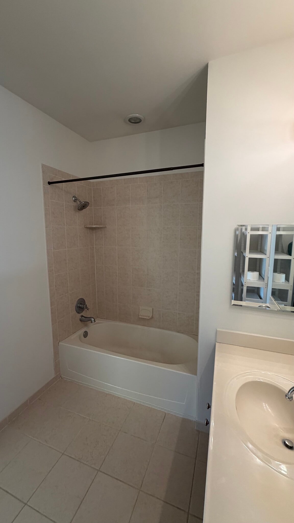 TUB / SHOWER - 2411 Ramapo Ct