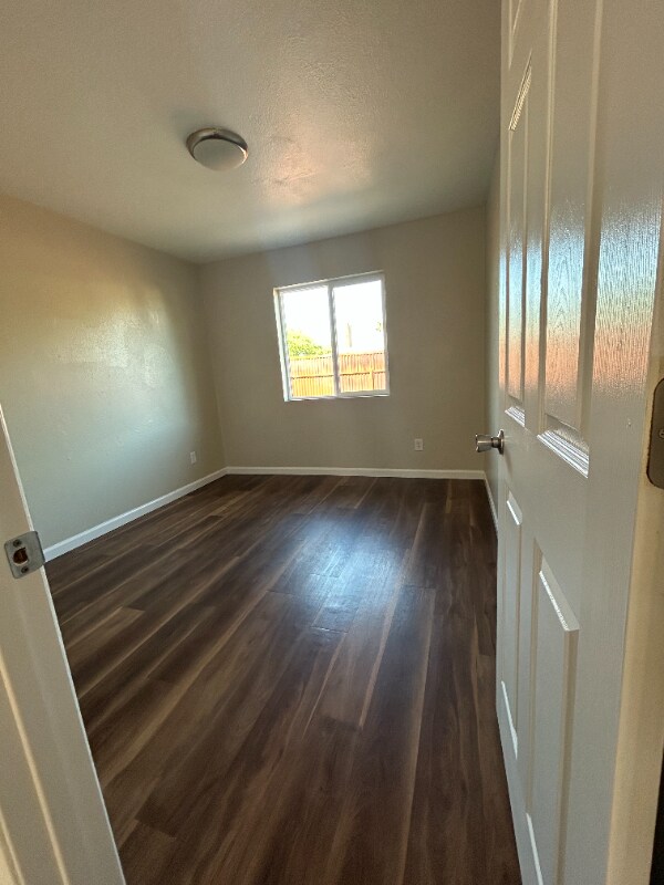 Building Photo - 3953 N Palm Grove Dr