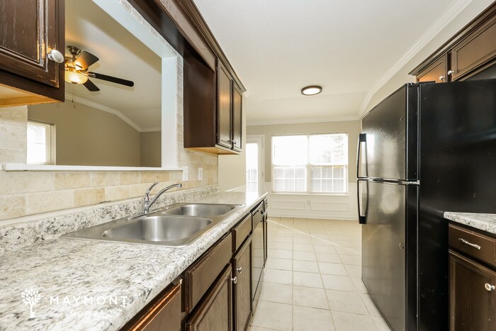 Building Photo - 233 Lake Forest Dr