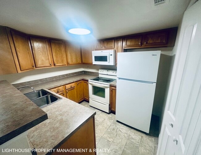 Building Photo - Awesome 2 Bed/2 Bath Townhome, Minutes fro...
