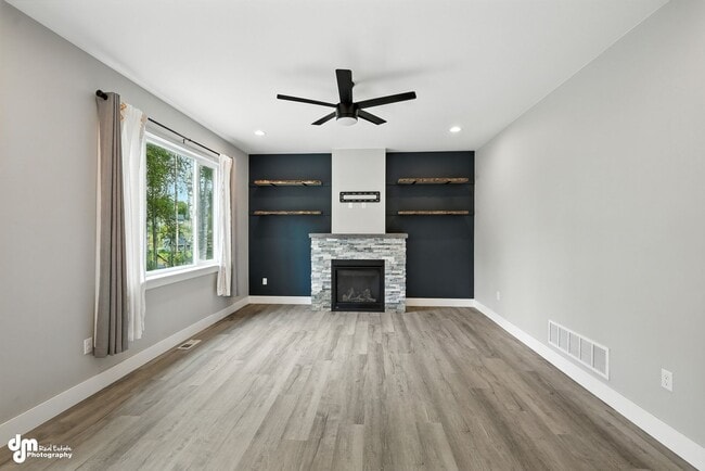 Building Photo - Charming & Updated 4BD/2.5BA!