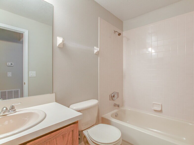 Building Photo - 13720 Meadowpark Ave