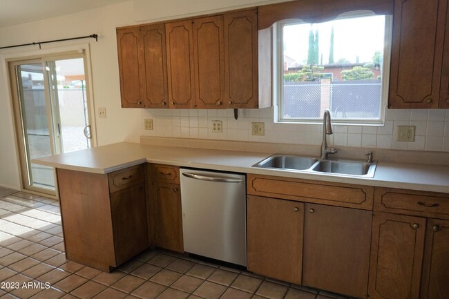 Building Photo - 296 Kings Way