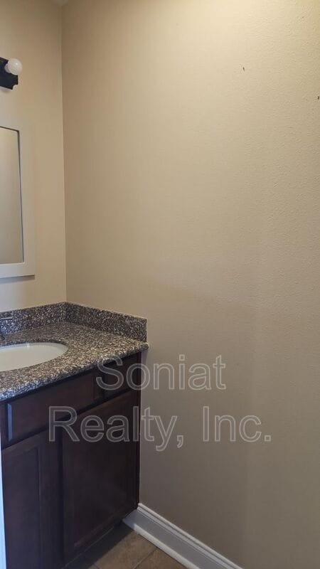 Building Photo - 2251 W Robert E Lee Blvd