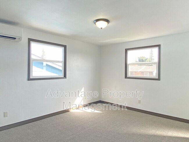 Building Photo - 1410 SE Powell Way